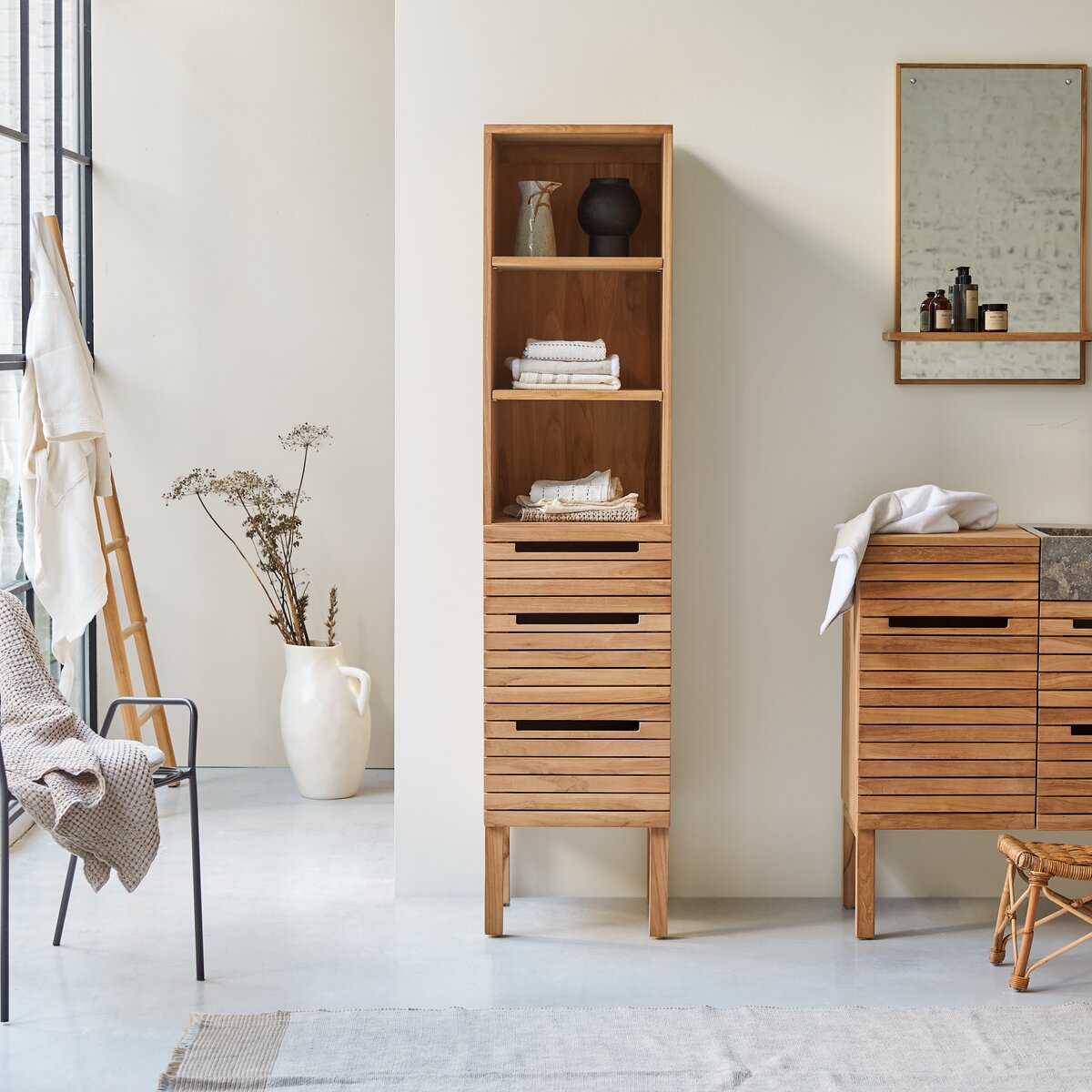 Slats - Hochschrank aus massivem Teakholz Slats - Hochschrank aus massivem Teakholz