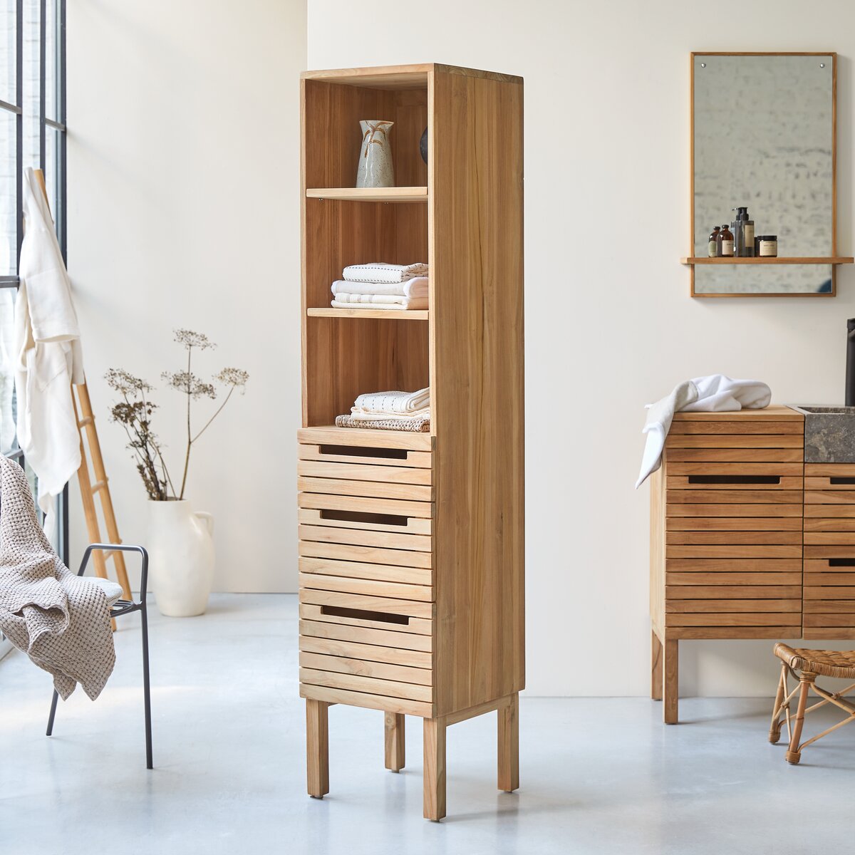 Slats - Hochschrank aus massivem Teakholz Slats - Hochschrank aus massivem Teakholz