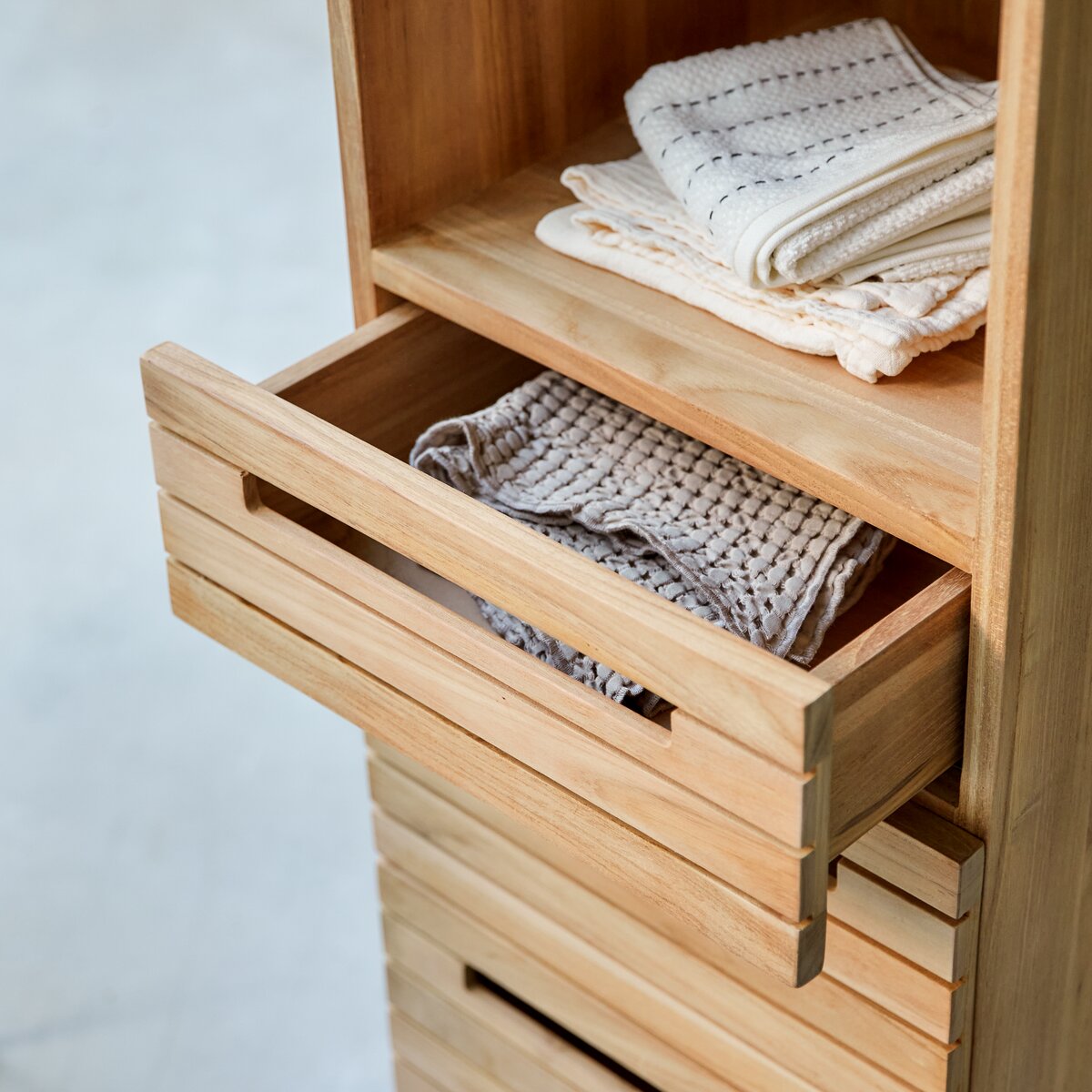 Slats - Hochschrank aus massivem Teakholz Slats - Hochschrank aus massivem Teakholz