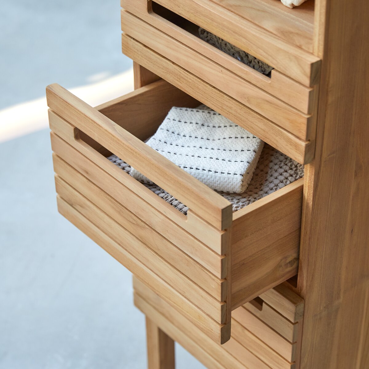 Slats - Hochschrank aus massivem Teakholz Slats - Hochschrank aus massivem Teakholz