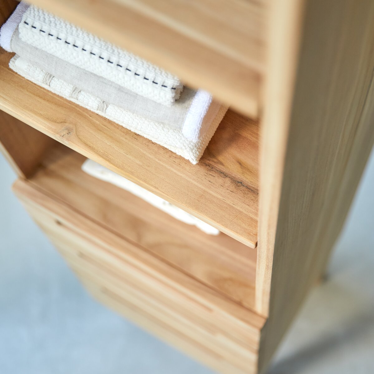 Slats - Hochschrank aus massivem Teakholz Slats - Hochschrank aus massivem Teakholz