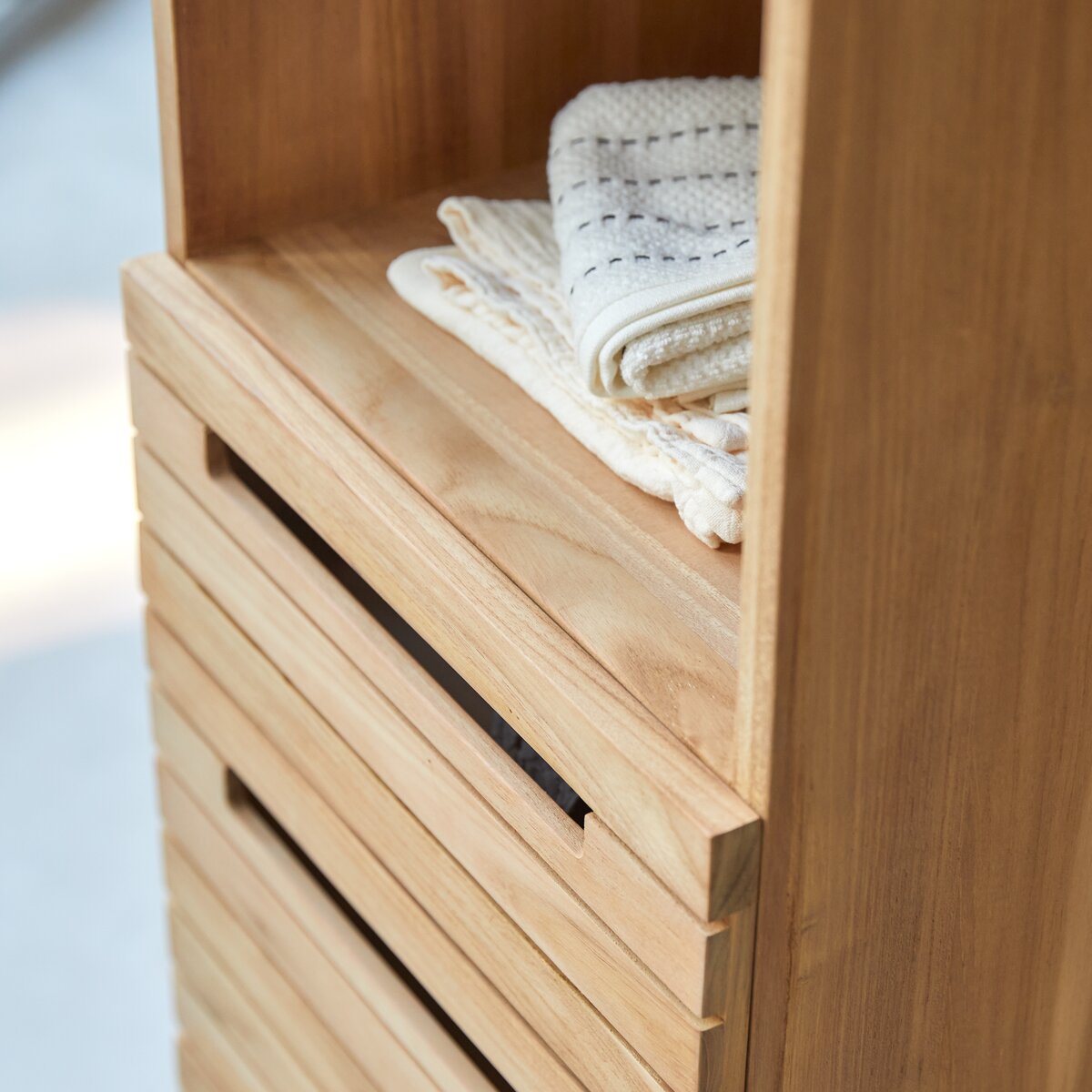 Slats - Hochschrank aus massivem Teakholz Slats - Hochschrank aus massivem Teakholz