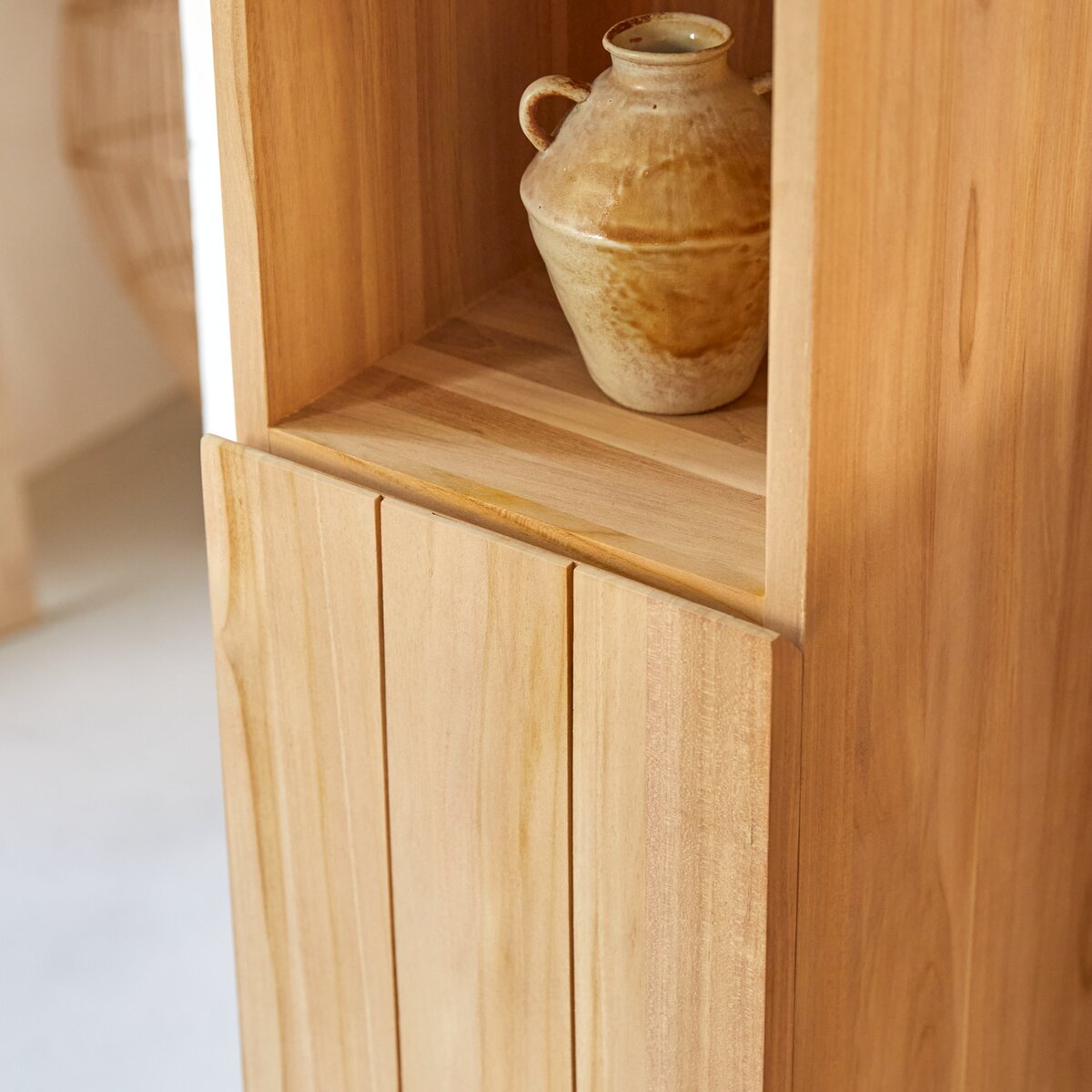 Jill - Hochschrank aus massivem Teakholz Jill - Hochschrank aus massivem Teakholz
