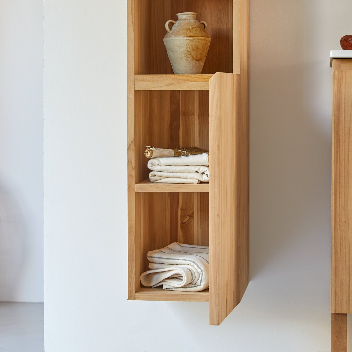 Jill - Hochschrank aus massivem Teakholz Jill - Hochschrank aus massivem Teakholz