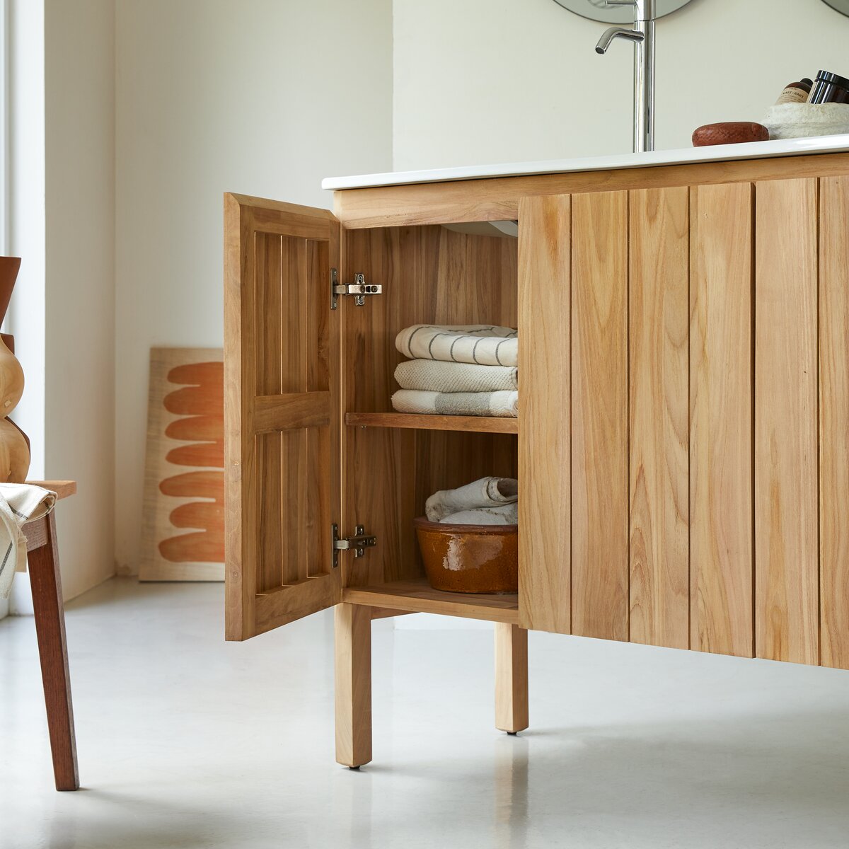 MUEBLES DE BAÑOMuebles de baño, realizados en madera maciza de teca, que es  especialmente apropia…