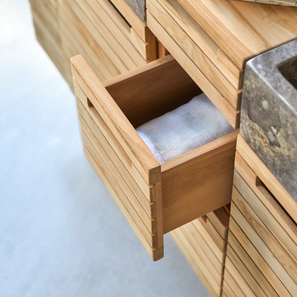 Slats - Badezimmermöbel aus massivem Teakholz und Marmor 150 cm Slats - Badezimmermöbel aus massivem Teakholz und Marmor 150 cm