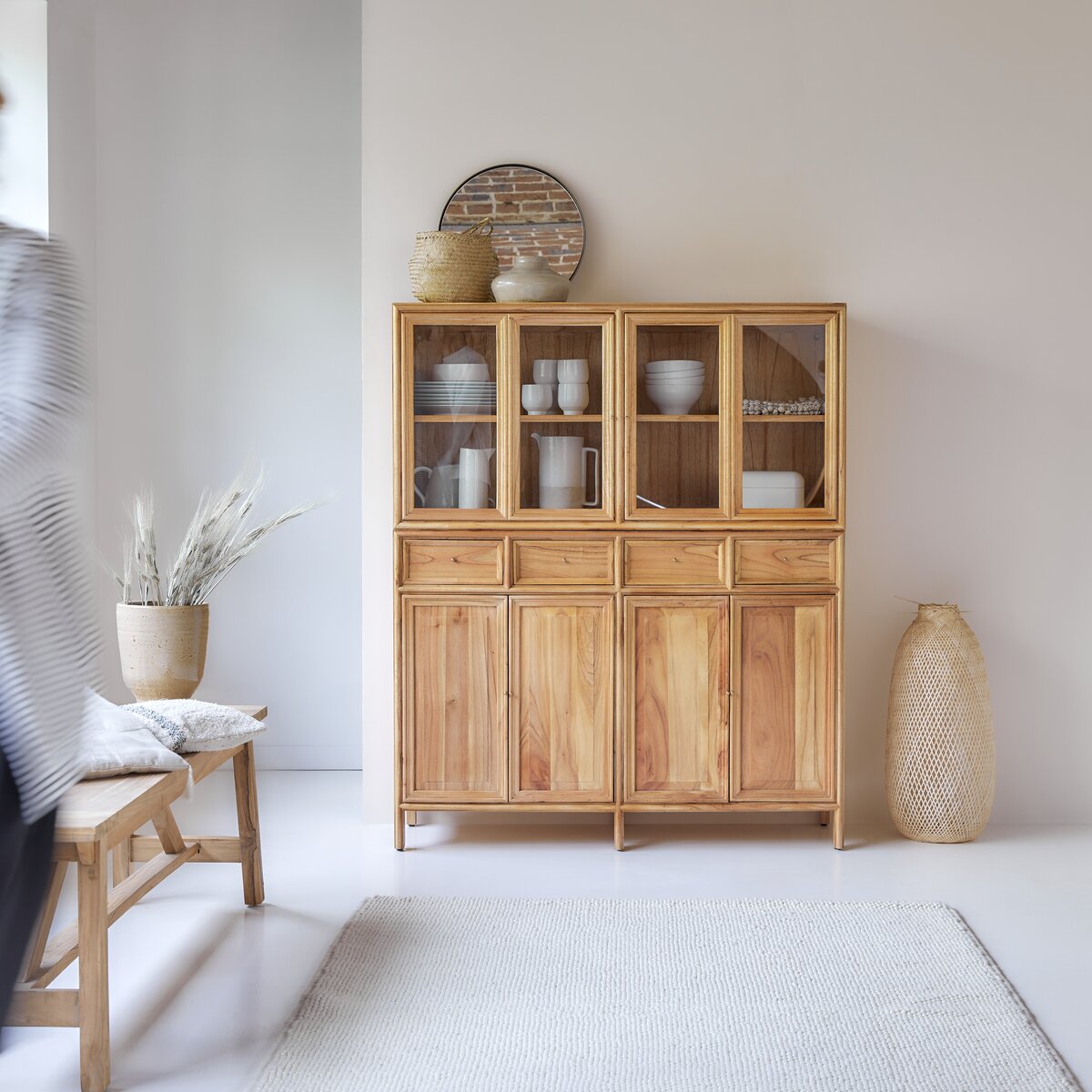 Sala da pranzo con credenza e vetrina