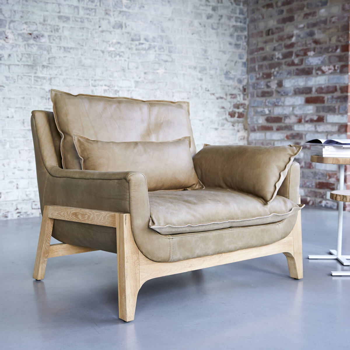 Woodnest - Fauteuil en chêne massif et cuir Cheyenne Woodnest - Fauteuil en chêne massif et cuir Cheyenne