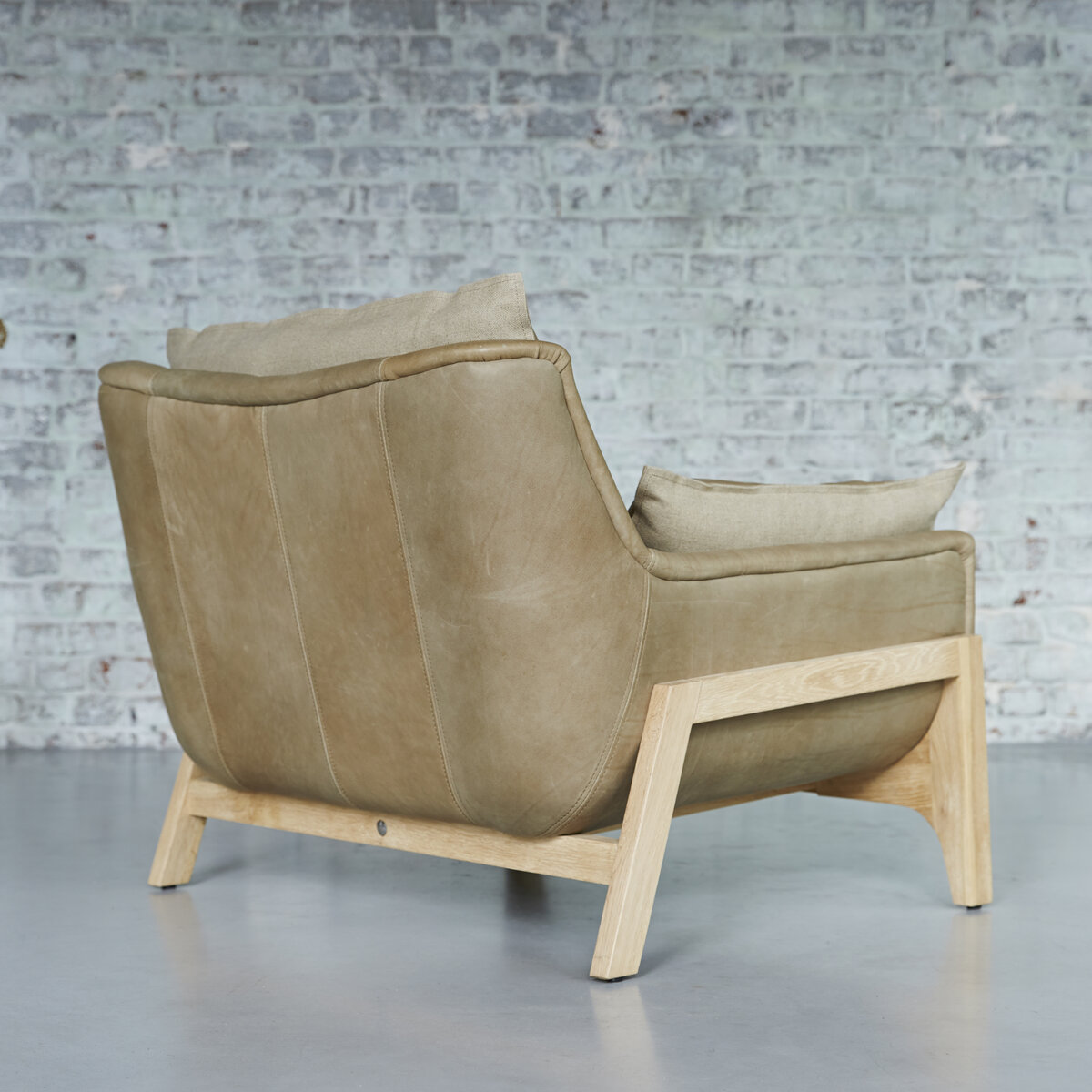 Woodnest - Fauteuil en chêne massif et cuir Cheyenne Woodnest - Fauteuil en chêne massif et cuir Cheyenne