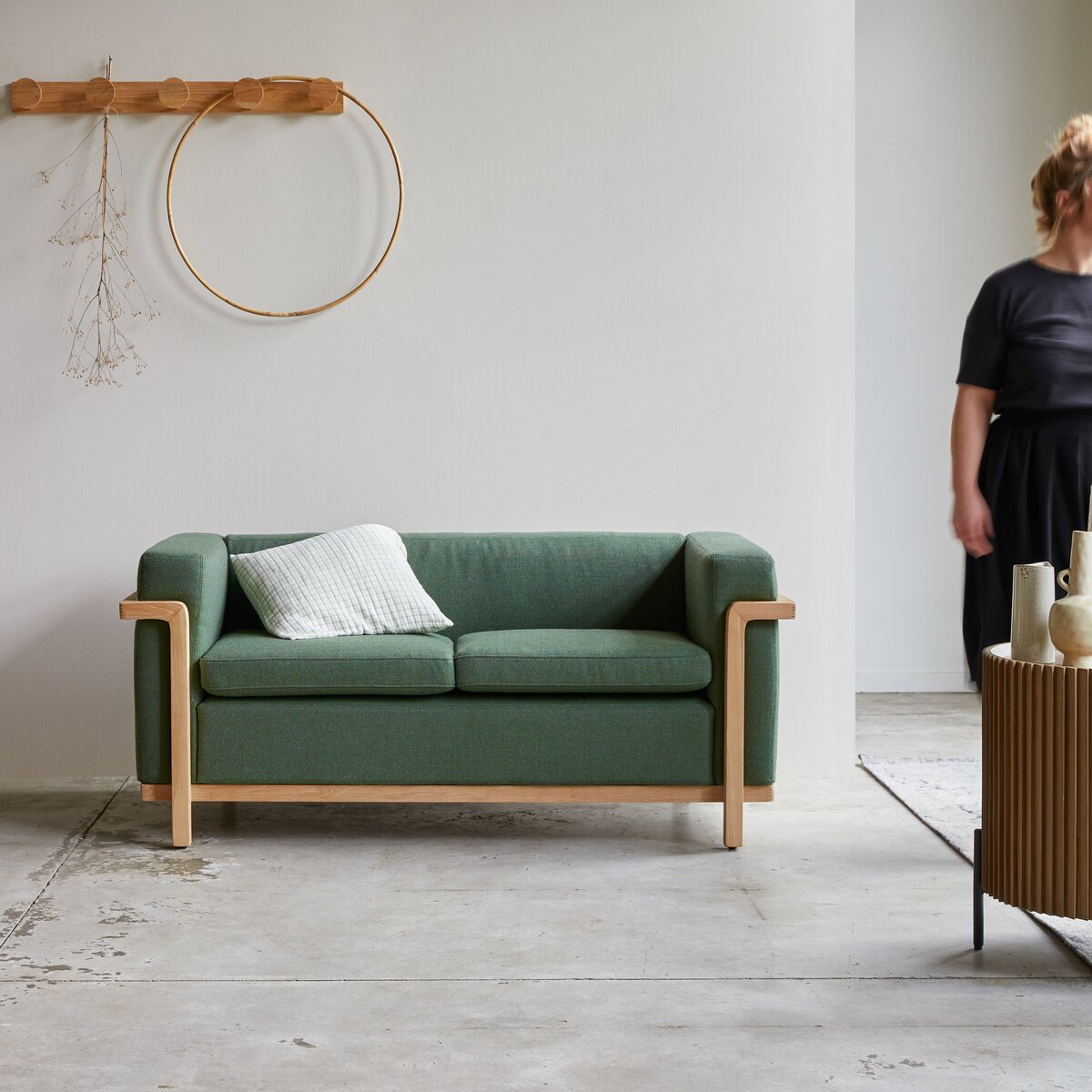 Cobbelwood - Sofá en roble macizo y tela Dark green Cobbelwood - Sofá en roble macizo y tela Dark green