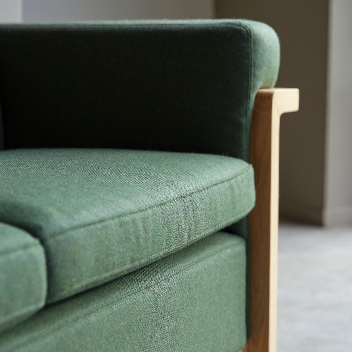 Cobbelwood - Sofá en roble macizo y tela Dark green Cobbelwood - Sofá en roble macizo y tela Dark green