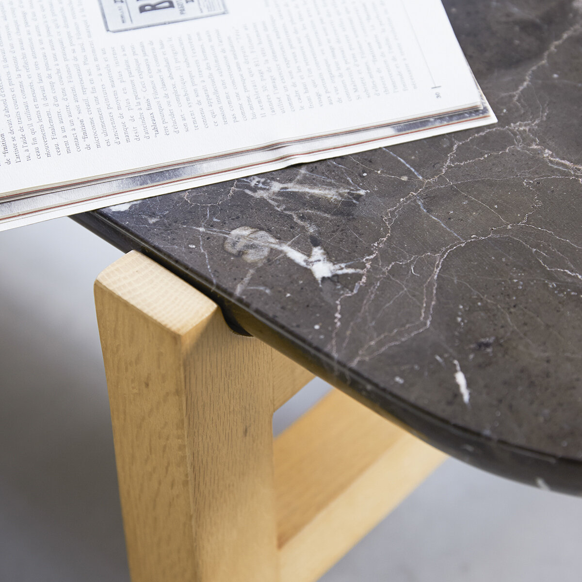 Stoneleaf - Couchtisch aus massivem Eichenholz und Marmor 130x45 cm Stoneleaf - Couchtisch aus massivem Eichenholz und Marmor 130x45 cm