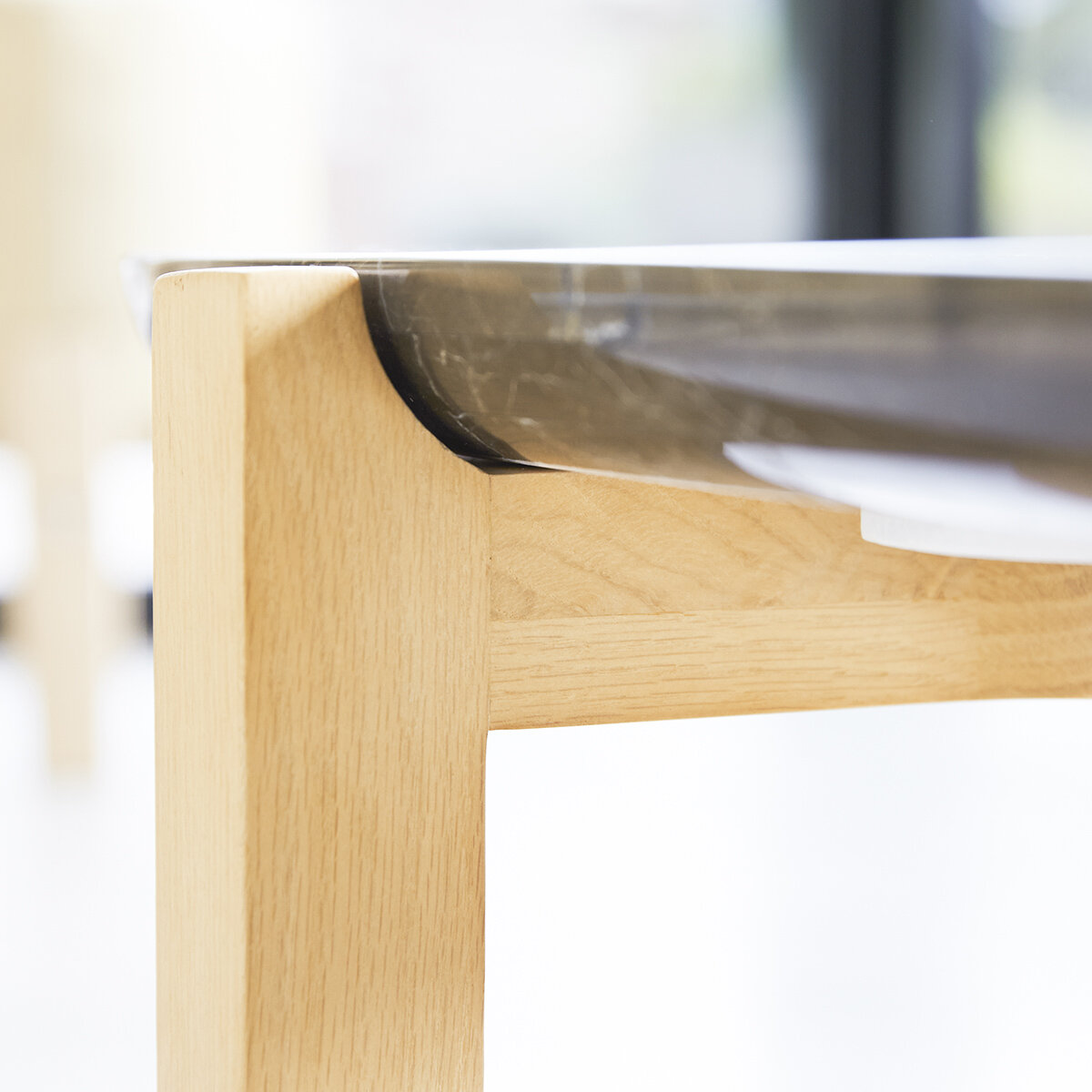 Stoneleaf - Couchtisch aus massivem Eichenholz und Marmor 130x45 cm Stoneleaf - Couchtisch aus massivem Eichenholz und Marmor 130x45 cm