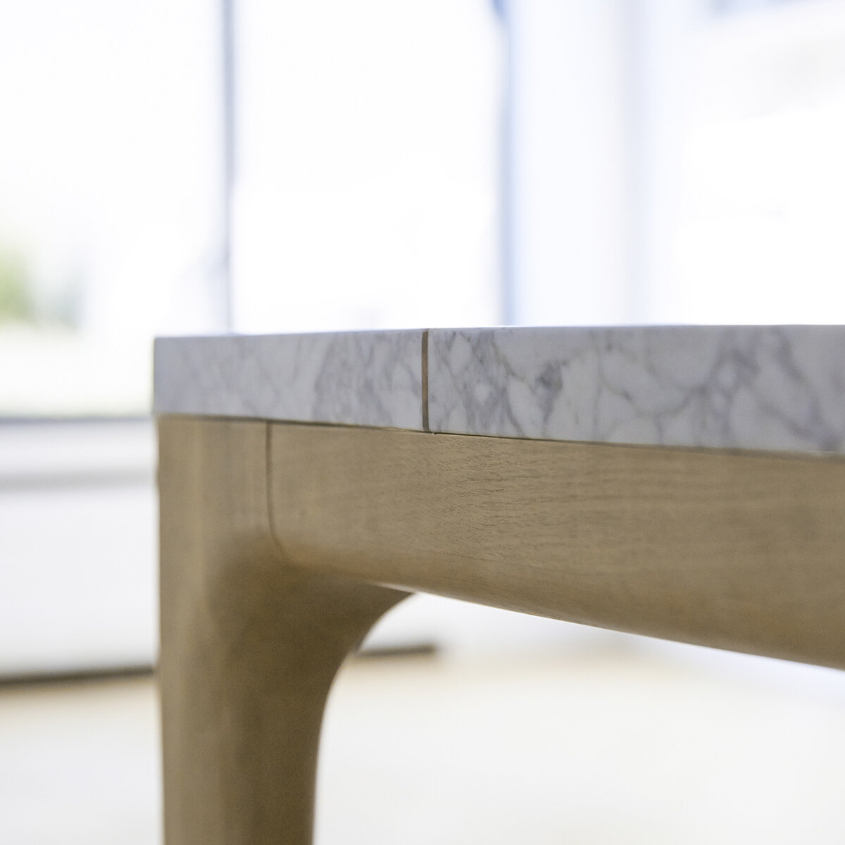 Stonepiet - Esstisch aus massiver Eiche und Marmor 6/8 Pers. Stonepiet - Esstisch aus massiver Eiche und Marmor 6/8 Pers.