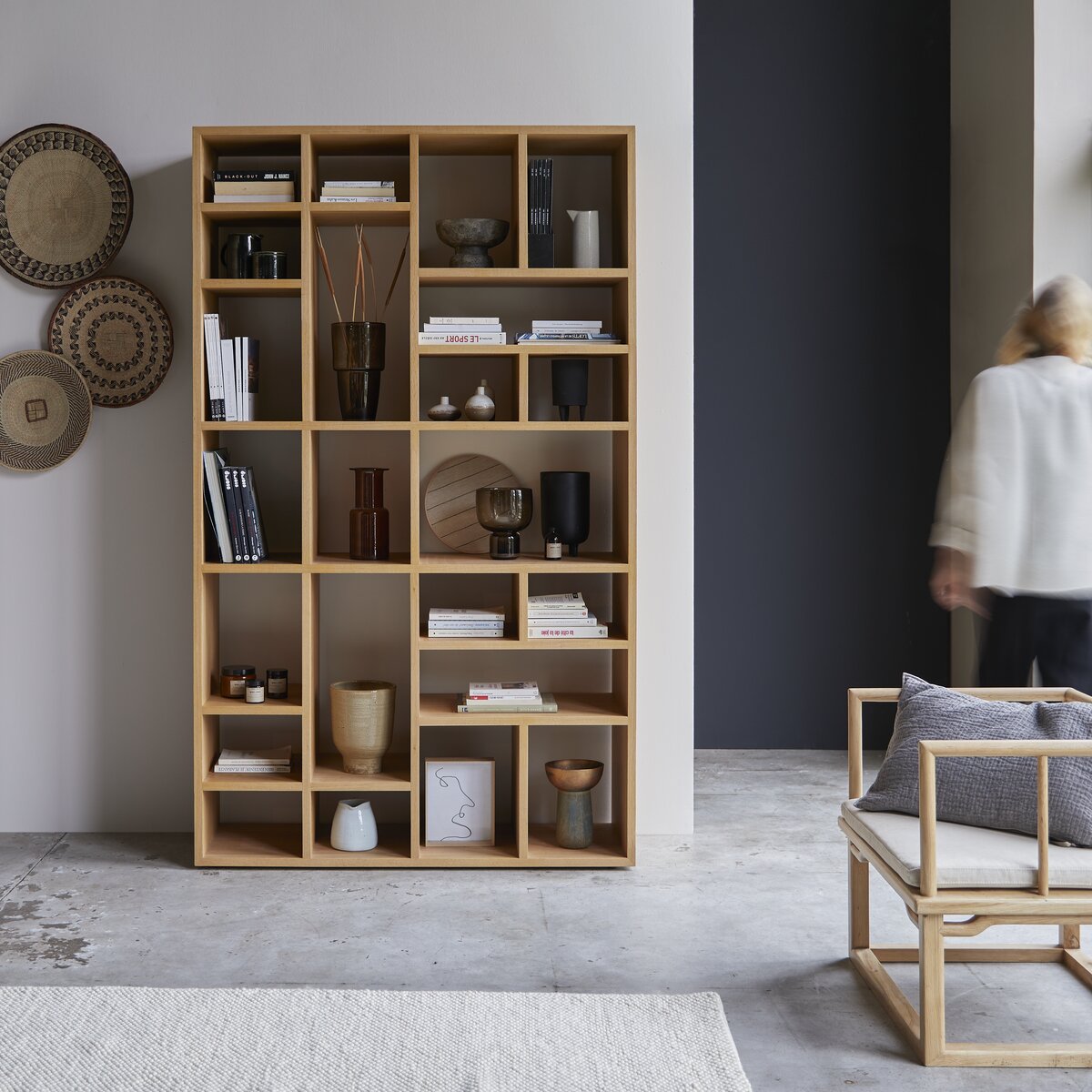 Meuble bibliothèque étagère haute en bois et métal pour salon