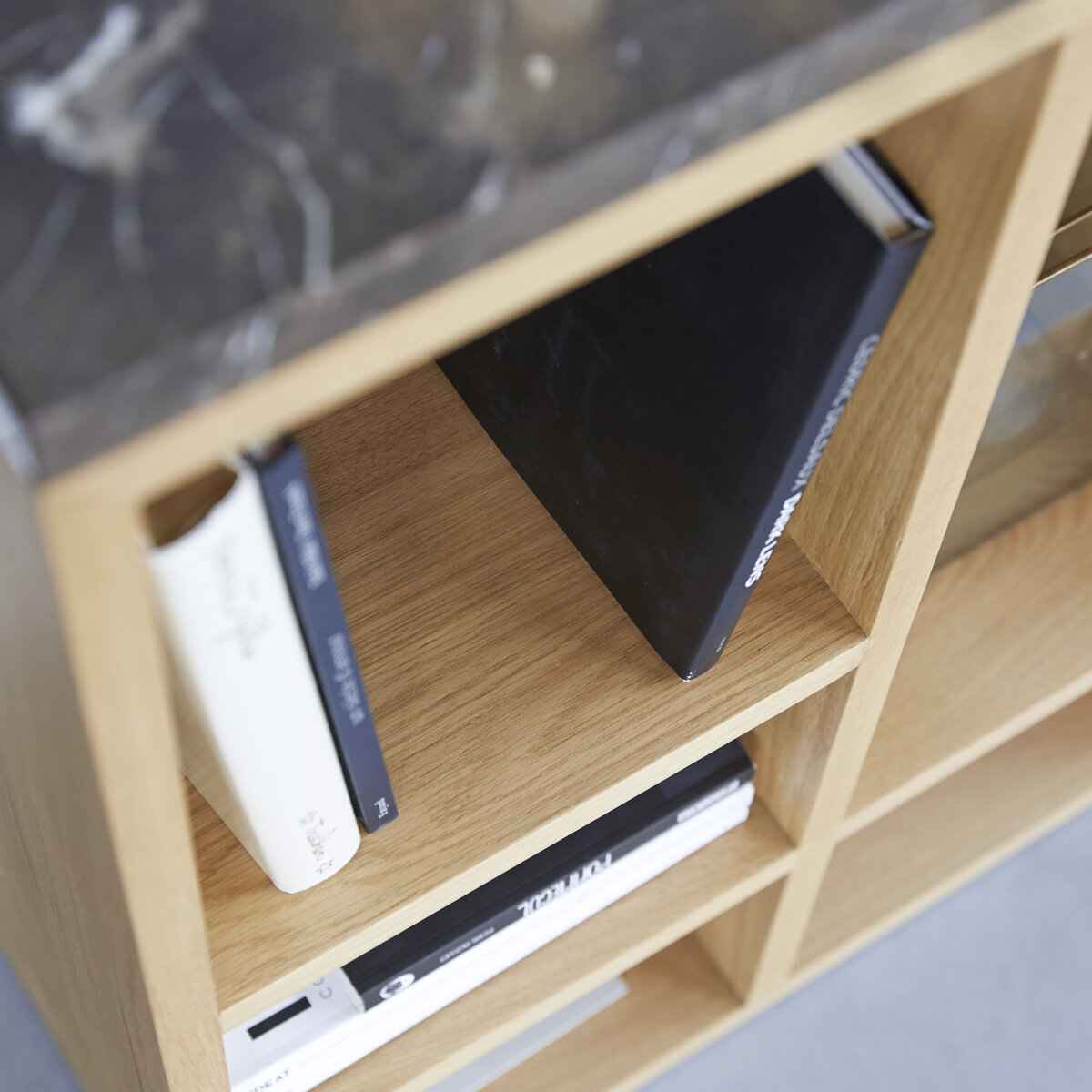Eyota - Console en chêne et marbre Eyota - Console en chêne et marbre