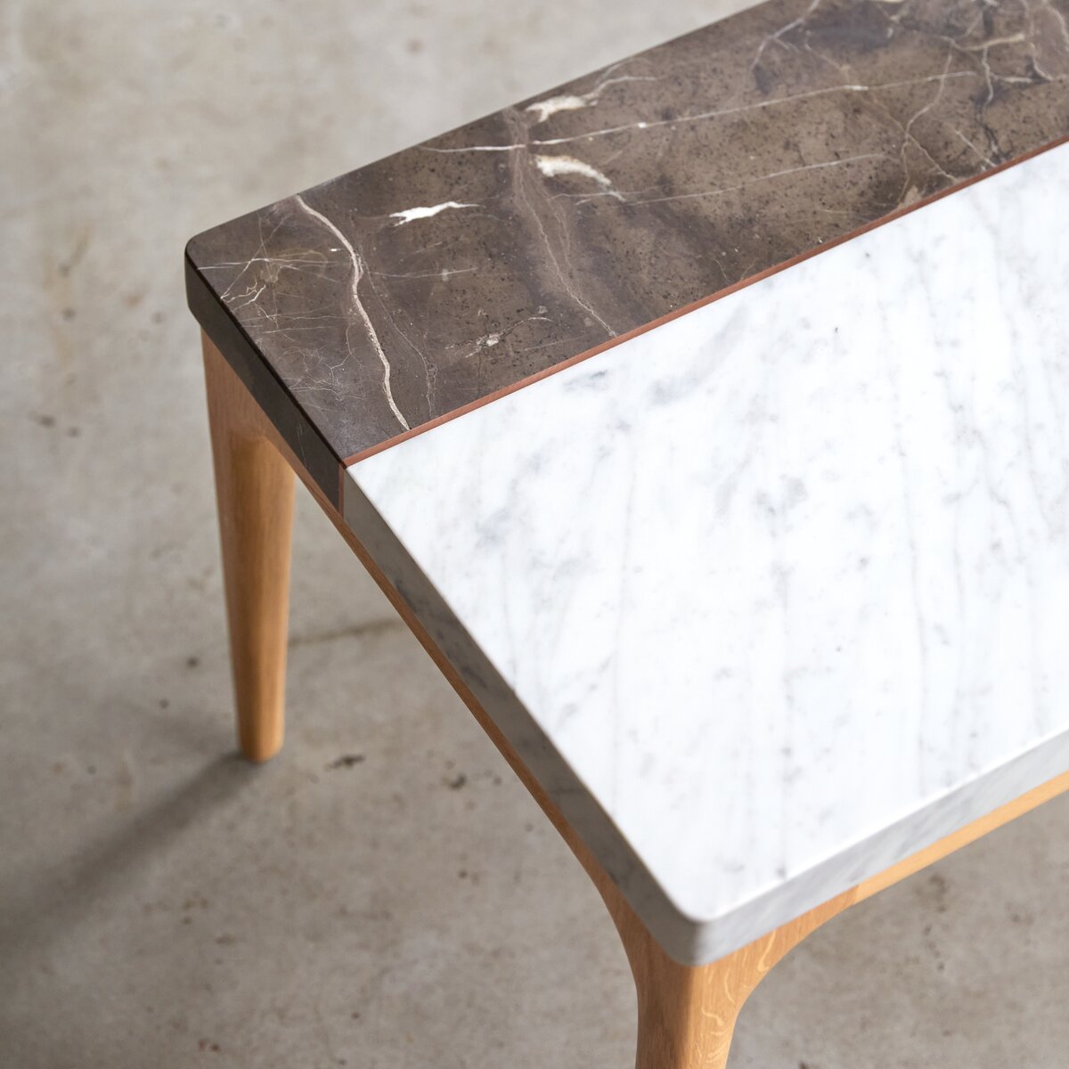 Stonepiet - Couchtisch aus massivem Eichenholz und Marmor 111x48 cm Stonepiet - Couchtisch aus massivem Eichenholz und Marmor 111x48 cm