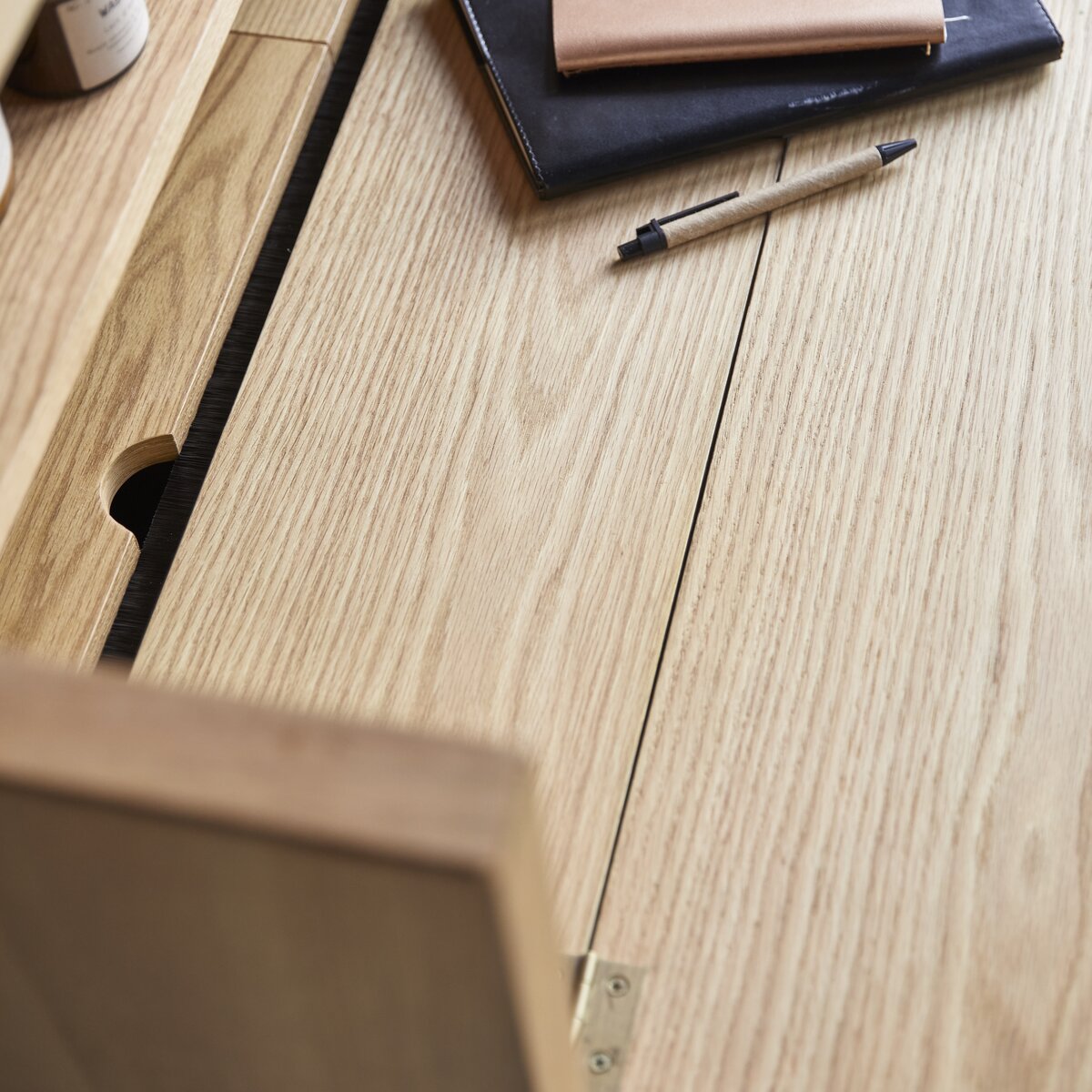 Eyota - Bureau en chêne et marbre Eyota - Bureau en chêne et marbre