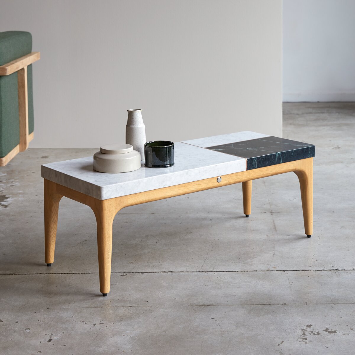 Stonepiet - Couchtisch aus massivem Eichenholz und Marmor 95x40 cm Stonepiet - Couchtisch aus massivem Eichenholz und Marmor 95x40 cm