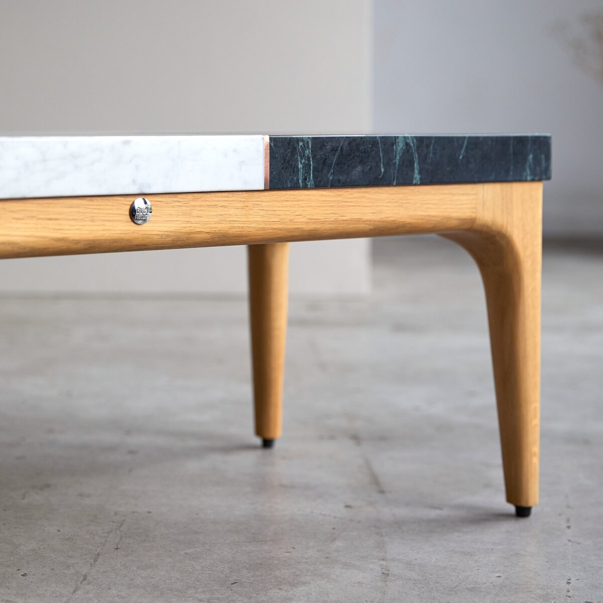 Stonepiet - Couchtisch aus massivem Eichenholz und Marmor 95x40 cm Stonepiet - Couchtisch aus massivem Eichenholz und Marmor 95x40 cm