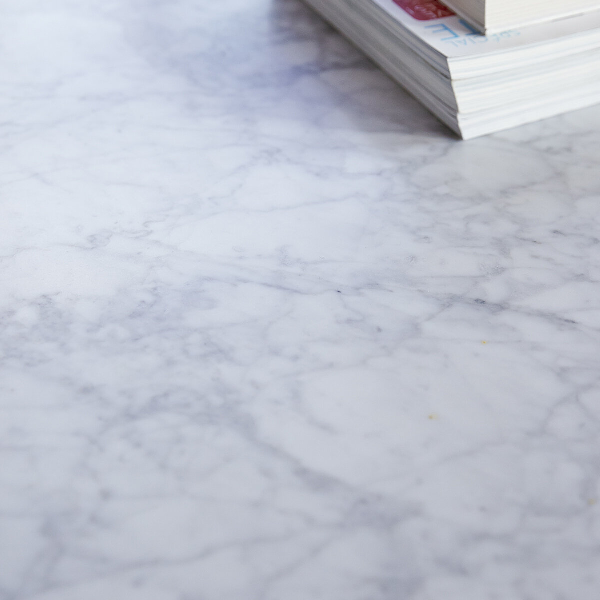 Stoneleaf - Esstisch aus massiver Eiche und Marmor 6/8 Pers. Stoneleaf - Esstisch aus massiver Eiche und Marmor 6/8 Pers.