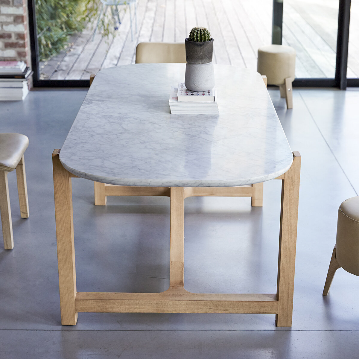 Stoneleaf - Esstisch aus massiver Eiche und Marmor 6/8 Pers. Stoneleaf - Esstisch aus massiver Eiche und Marmor 6/8 Pers.