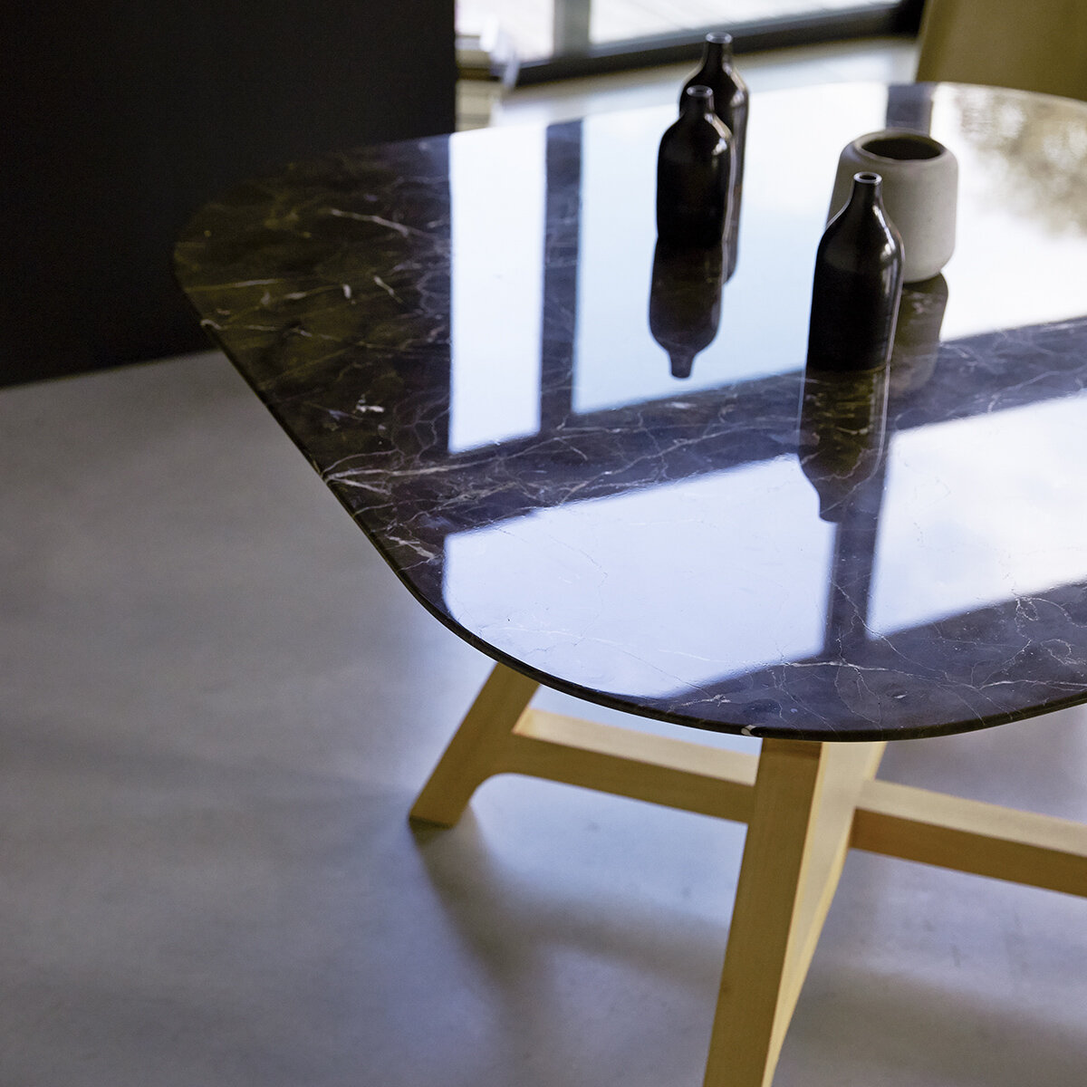 Stoneleaf - Esstisch aus massiver Eiche und Marmor 2/4 Pers. Stoneleaf - Esstisch aus massiver Eiche und Marmor 2/4 Pers.