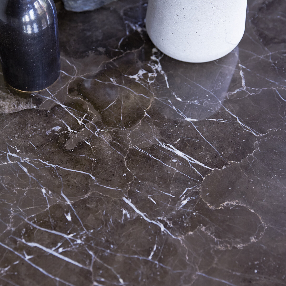 Stoneleaf - Esstisch aus massiver Eiche und Marmor 2/4 Pers. Stoneleaf - Esstisch aus massiver Eiche und Marmor 2/4 Pers.