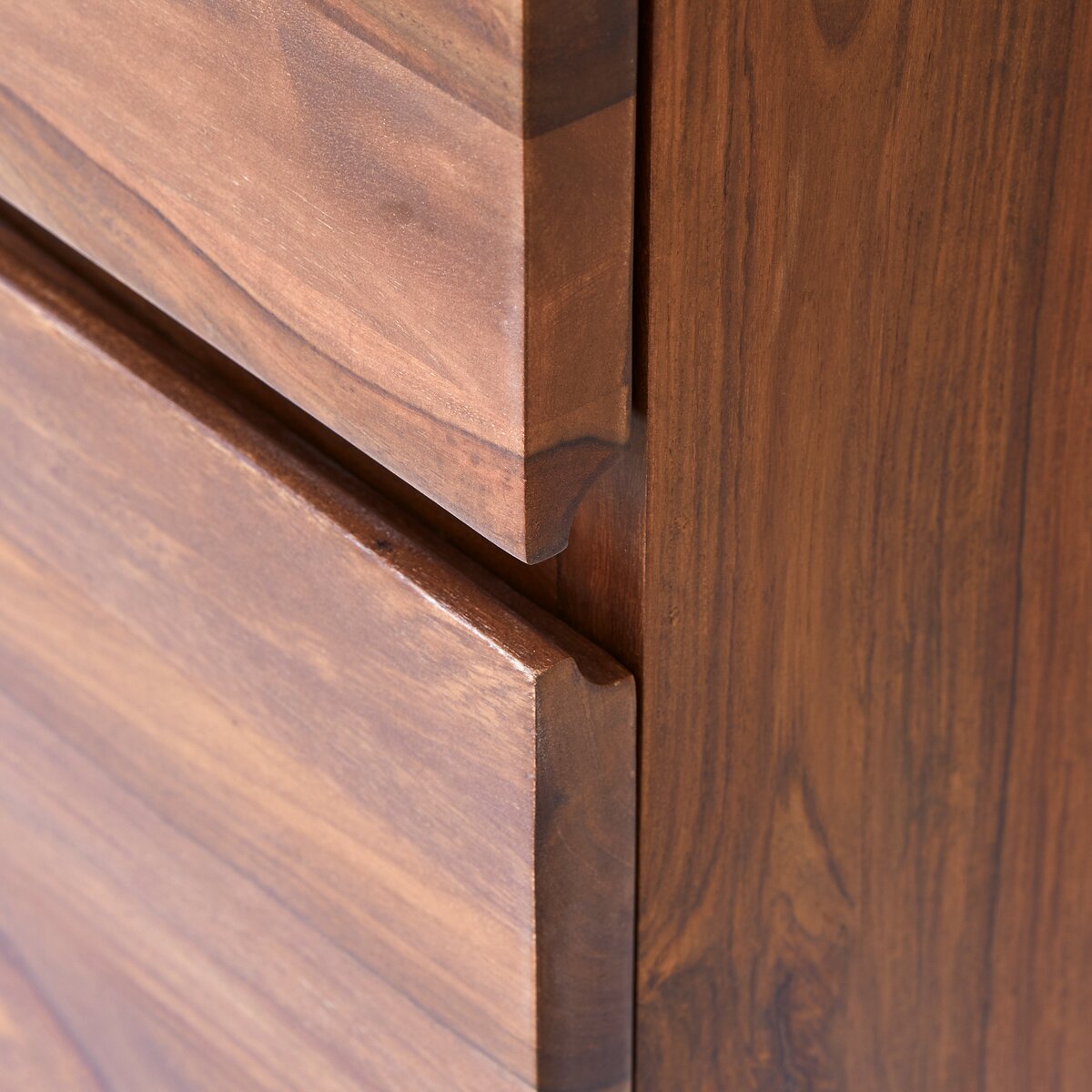 Nova - Hochschrank aus massivem Palisanderholz Nova - Hochschrank aus massivem Palisanderholz