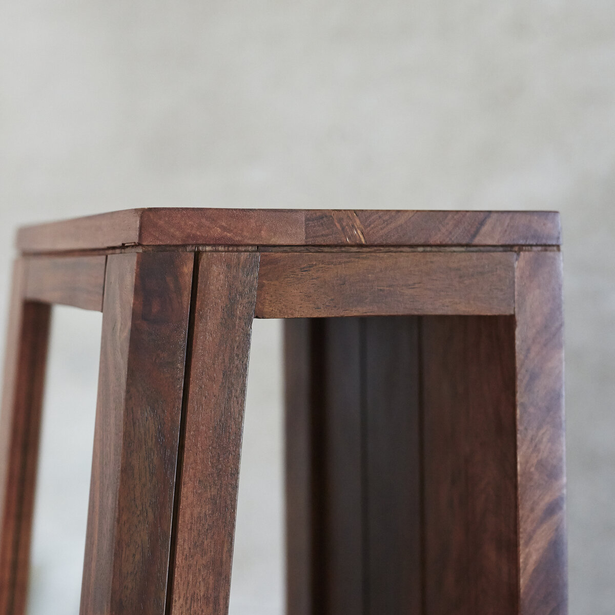 Twig - Schrägschrank aus massivem Palisanderholz Twig - Schrägschrank aus massivem Palisanderholz