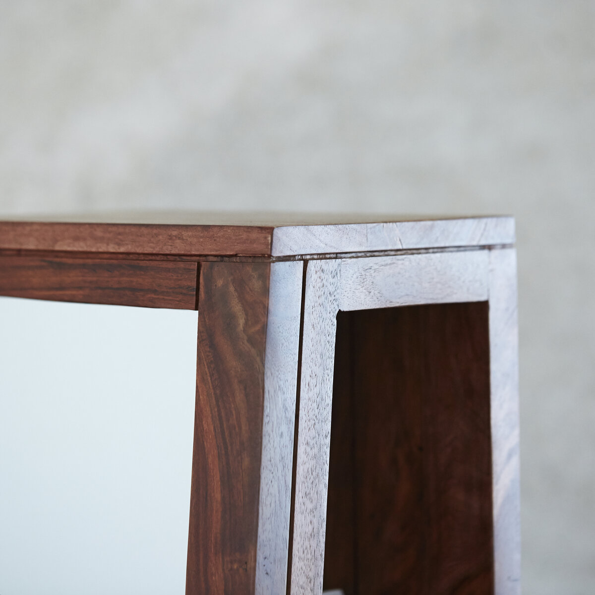 Twig - Schrägschrank aus massivem Palisanderholz Twig - Schrägschrank aus massivem Palisanderholz