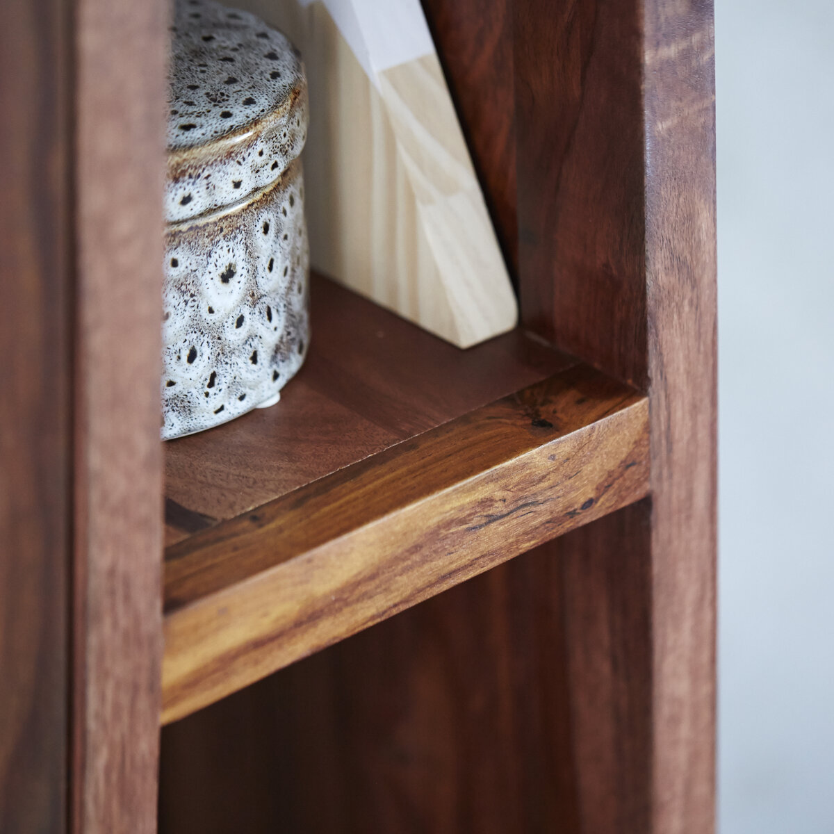 Twig - Schrägschrank aus massivem Palisanderholz Twig - Schrägschrank aus massivem Palisanderholz