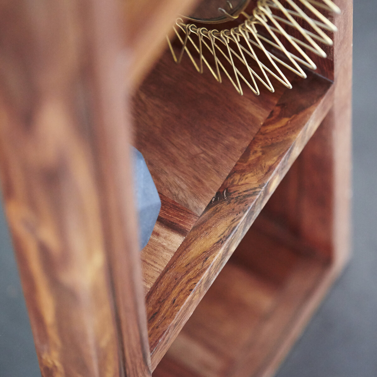 Twig - Schrägschrank aus massivem Palisanderholz Twig - Schrägschrank aus massivem Palisanderholz
