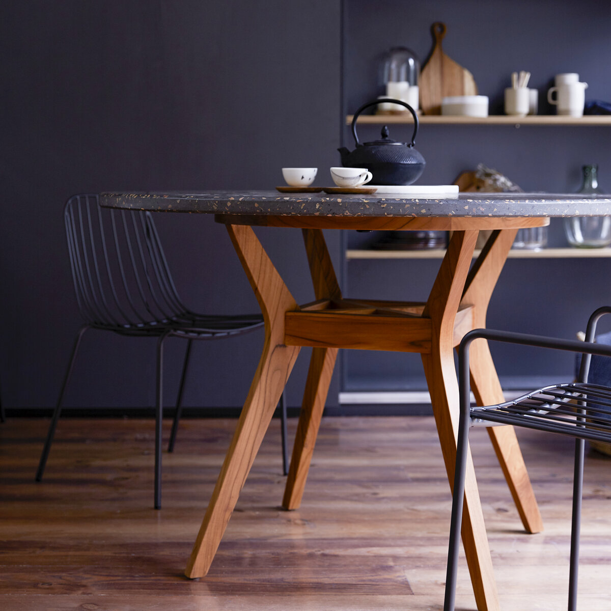 Juno - Esstisch aus massivem Teak und Terrazzo 6 Pers. Juno - Esstisch aus massivem Teak und Terrazzo 6 Pers.