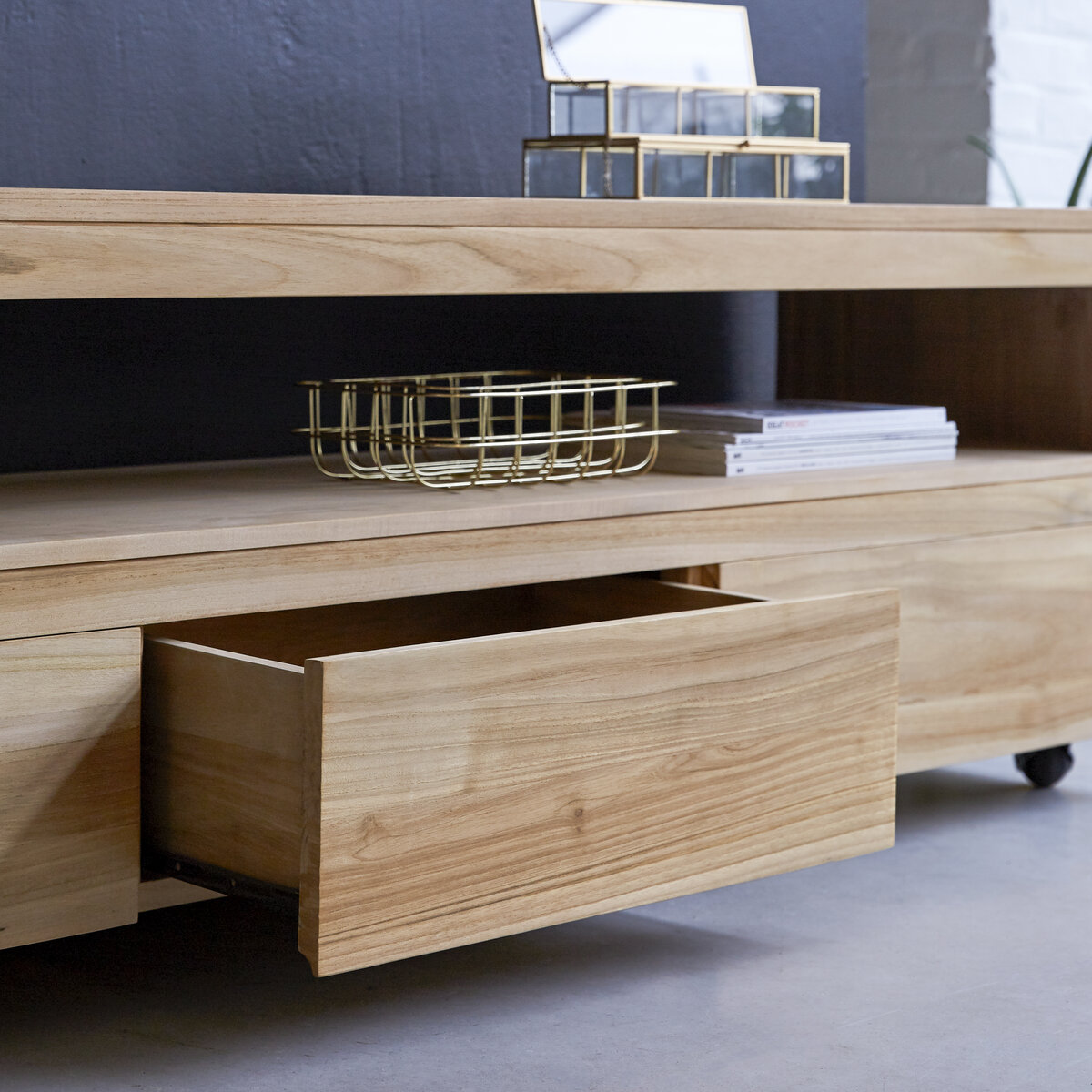 Anoa - TV Schrank aus massivem Teakholz 180 cm Anoa - TV Schrank aus massivem Teakholz 180 cm