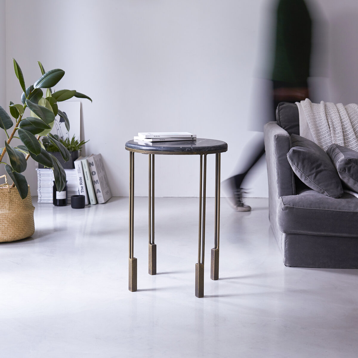 Simëon - Metal and marble Side table