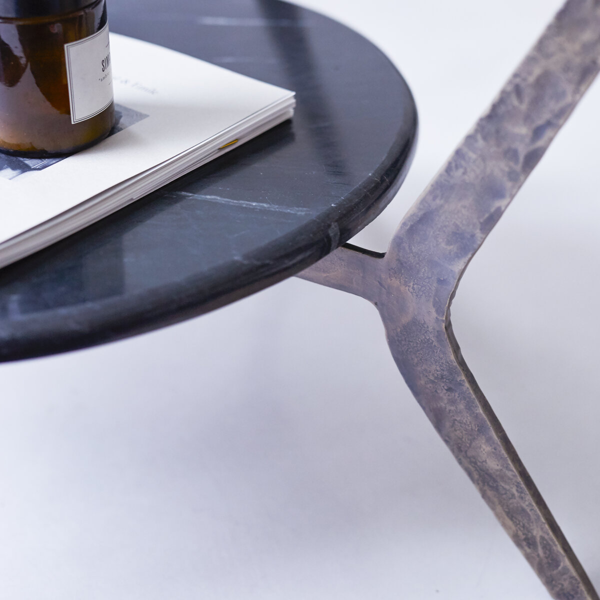 Ambre - Couchtisch aus Marmor und Metall Ambre - Couchtisch aus Marmor und Metall