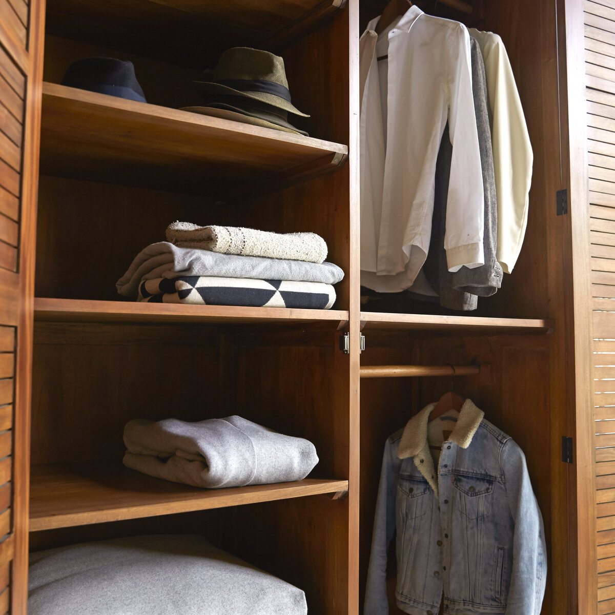Loggia - Schrank aus massivem Mahagoniholz Loggia - Schrank aus massivem Mahagoniholz