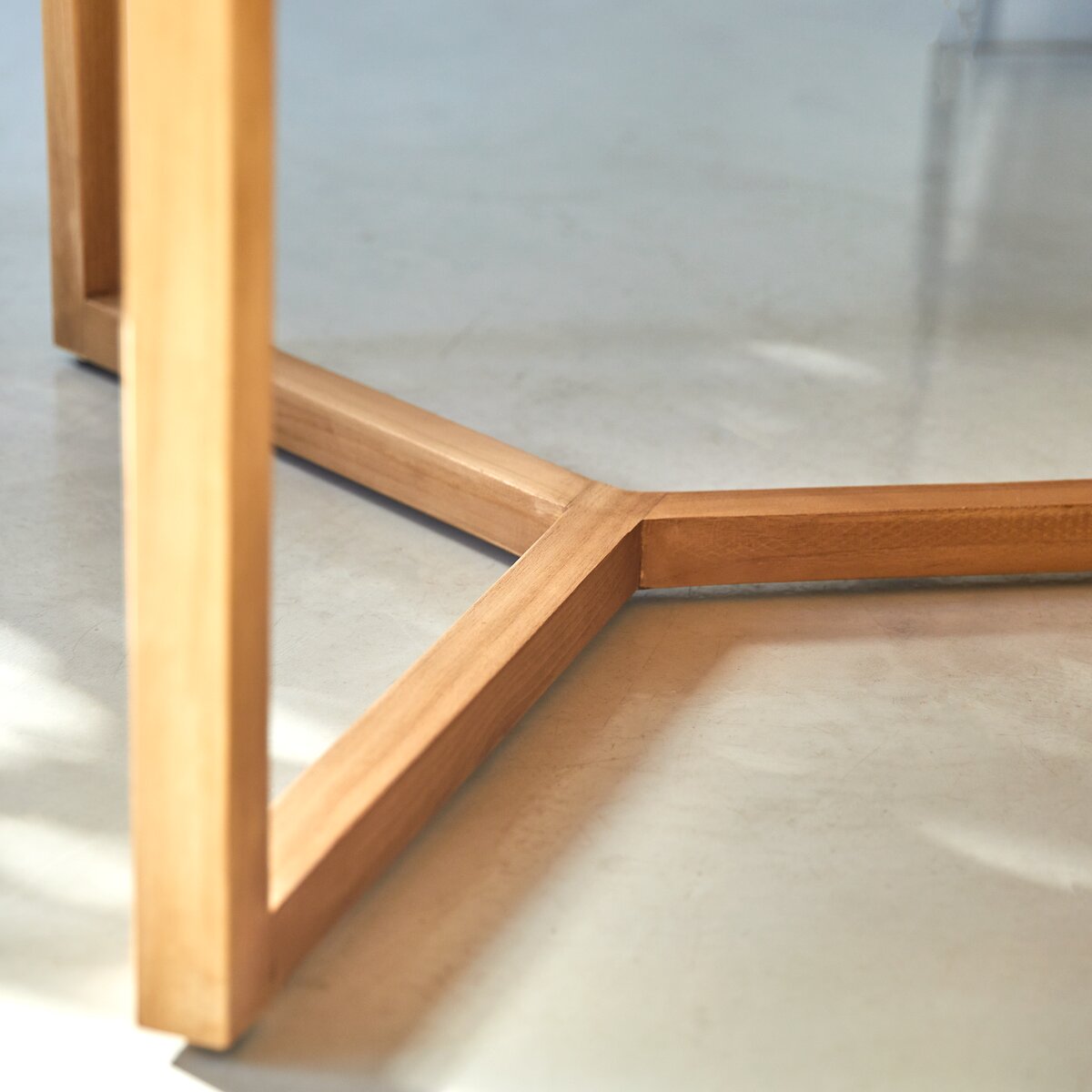 Ana - Couchtisch aus massivem Teakholz Ana - Couchtisch aus massivem Teakholz