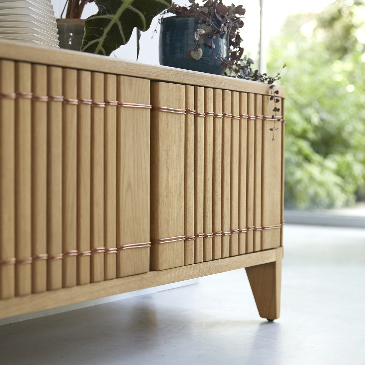 Koppar - TV Schrank aus massivem Eichenholz 160 cm Koppar - TV Schrank aus massivem Eichenholz 160 cm