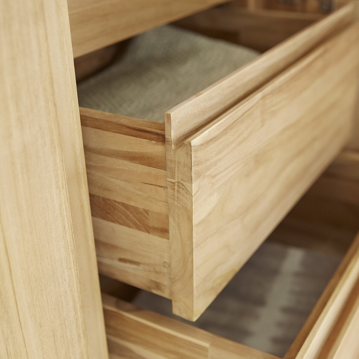 Greta - Armoire en teck massif Greta - Armoire en teck massif