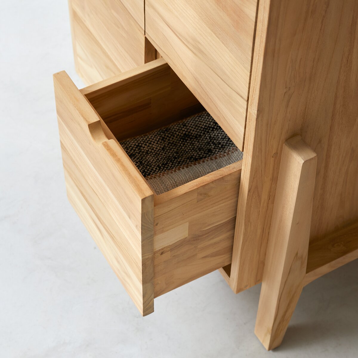 Lubin - Wohnzimmerkommode aus massivem Teakholz Lubin - Wohnzimmerkommode aus massivem Teakholz