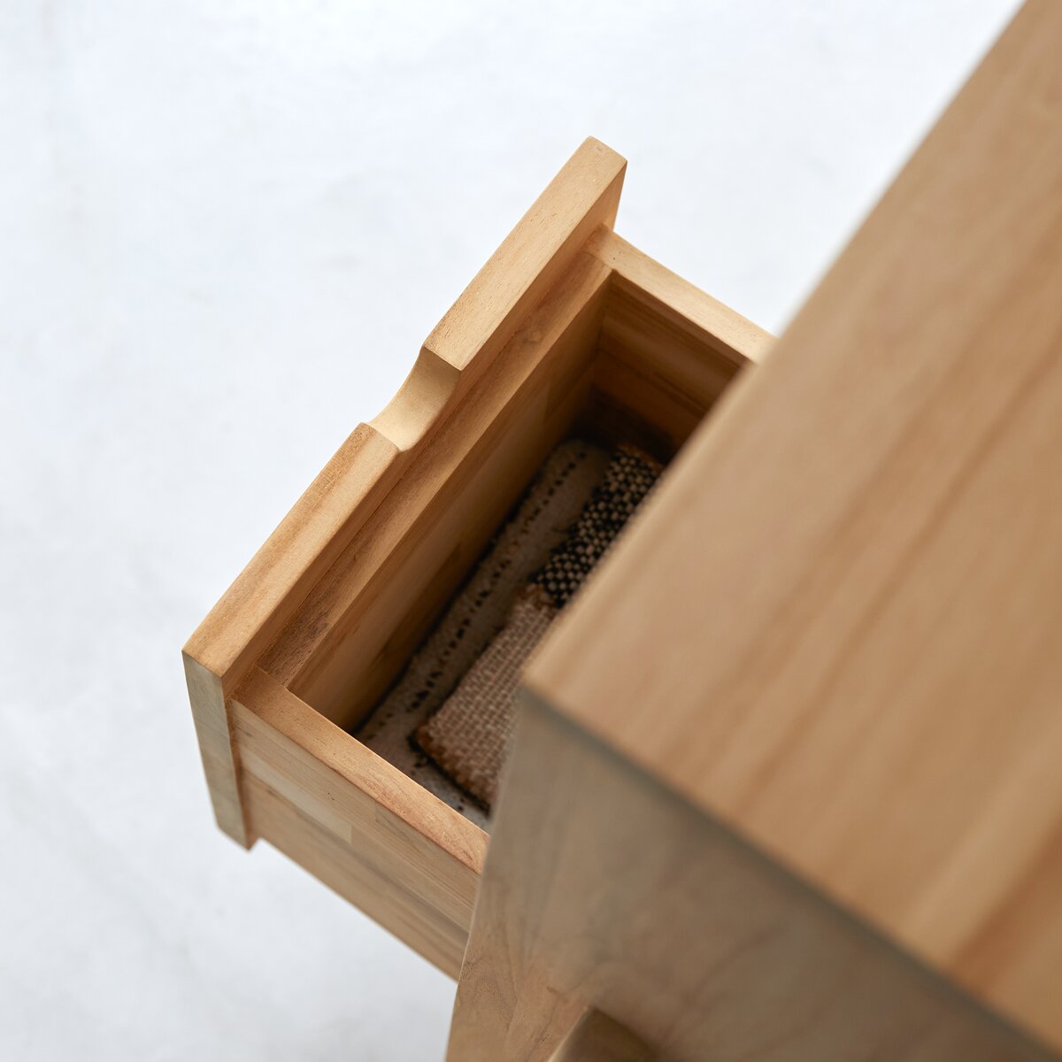 Lubin - Wohnzimmerkommode aus massivem Teakholz Lubin - Wohnzimmerkommode aus massivem Teakholz