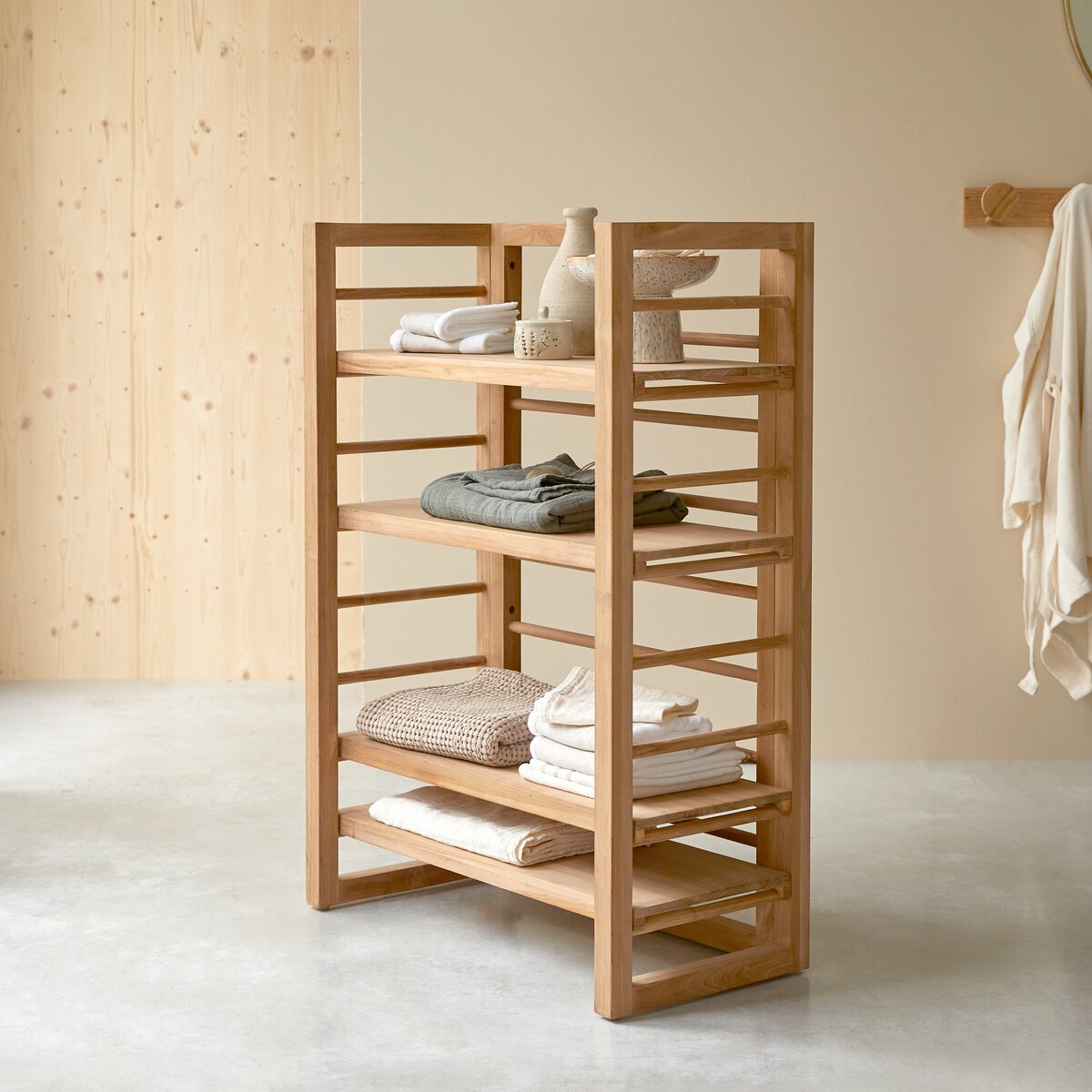 Scaffale da bagno con quattro ripiani da 42 cm in legno di teak