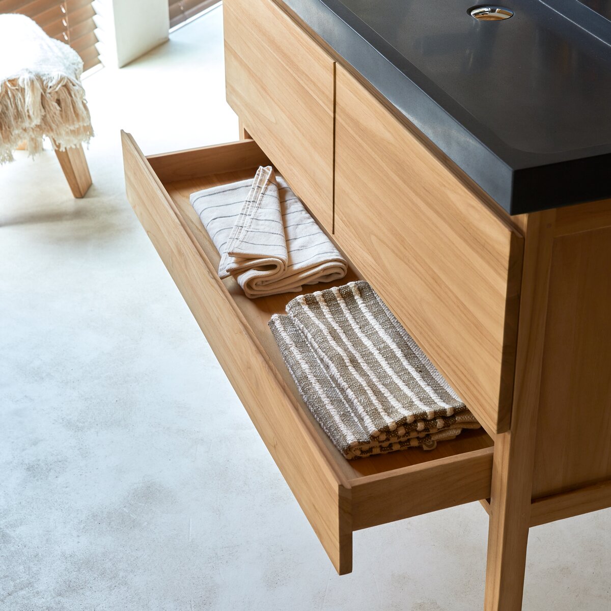 Edgar - Mueble de baño en teca maciza y piedra de lava 120 cm Edgar - Mueble de baño en teca maciza y piedra de lava 120 cm