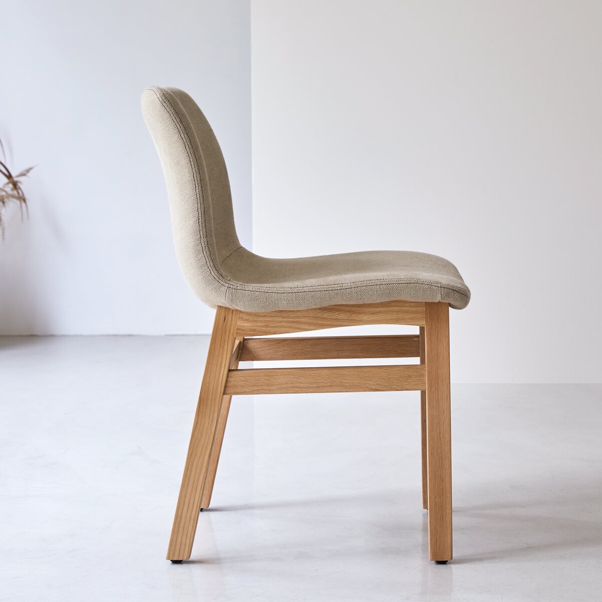 Cocoon - Stuhl linen aus massivem Eichenholz Cocoon - Stuhl linen aus massivem Eichenholz