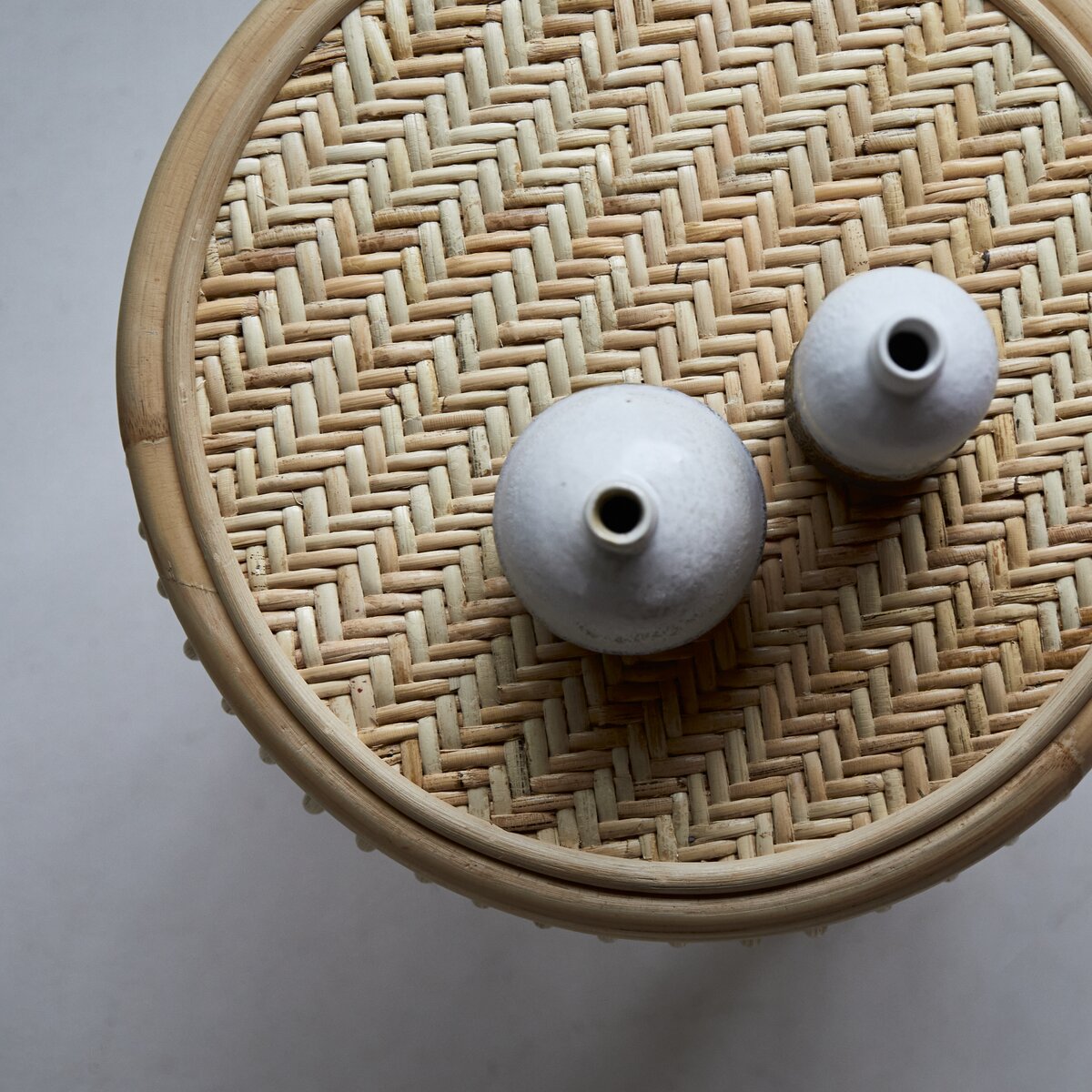 Nachtkastje Met Rotan Lade BAÏTA Table De Chevet Enfant Pablo Rose Et Cannage Rotin Meubel Voor Meisjeskamer