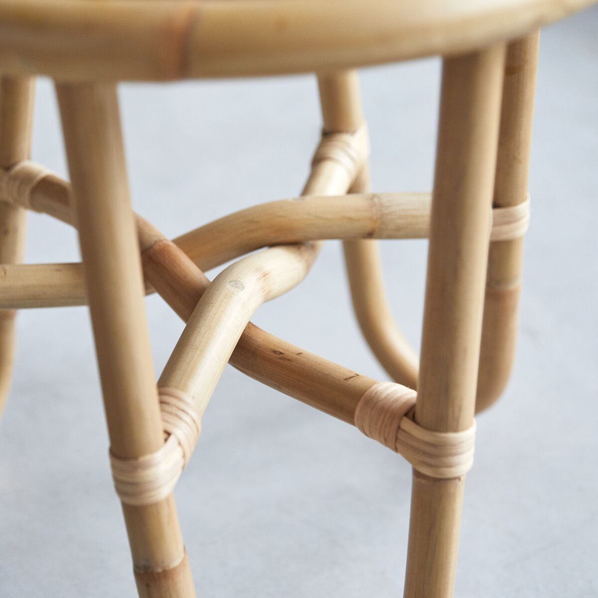 Rotan bijzettafeltje met krantenrek - Retro Studio