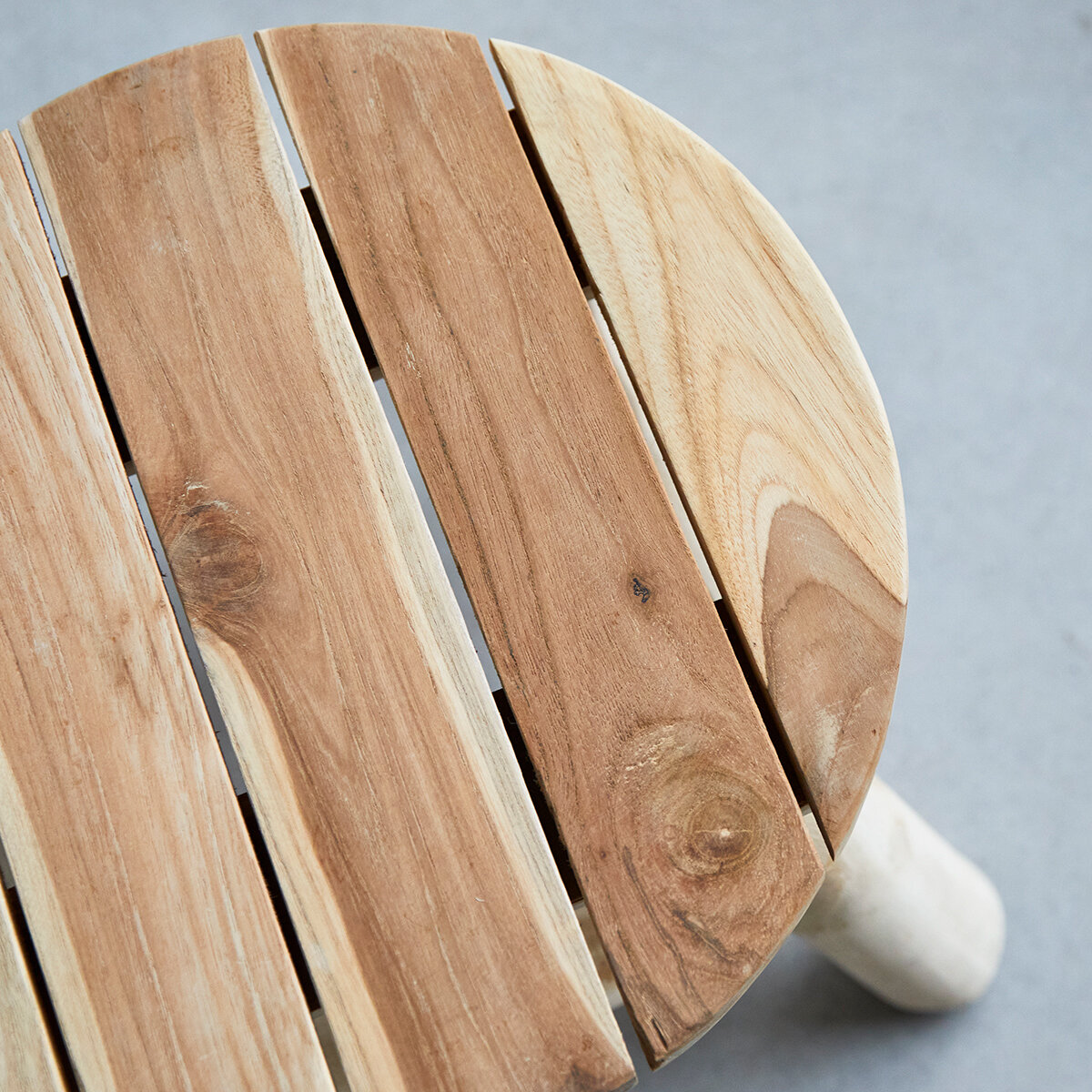 Taburete pequeño de madera perfecto como elemento para decoración