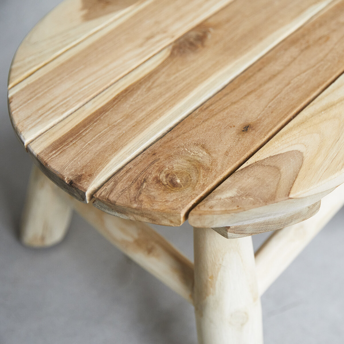 Petit tabouret en branche de teck massif - Boho